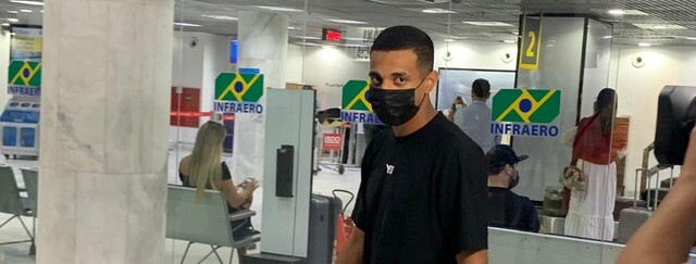 Novo reforço do Botafogo, Victor Sá desembarca no Rio de Janeiro para assinar com o time carioca por três anos. O atacante deixou o Al Hilal, dos Emirados Árabes para voltar ao Brasil.