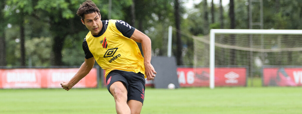 Após ser cortado dos planos do Athletico-PR, o lateral-direito Marcinho recebeu propostas para defender o Fortaleza e o Grêmio na Série B.