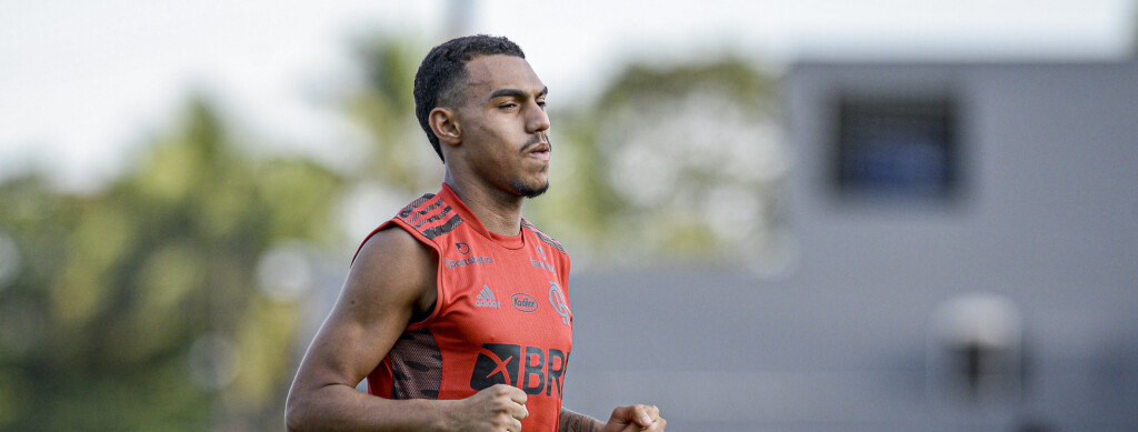 Flamengo confirma lesão na região da coxa direita de Matheuzinho e jogador irá desfalcar o rubro-negro contra o São Paulo. Já Bruno Henrique será reavaliado.