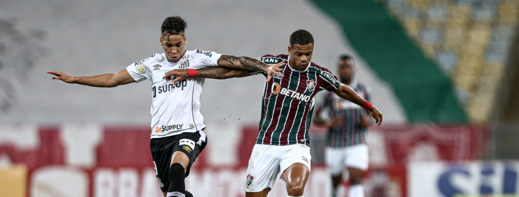 No próximo sábado (9), Fluminense e Santos duelarão pela primeira rodada do Campeonato Brasileiro 2022. O jogo será às 16h30 (Horário de Brasília), no Maracanã.