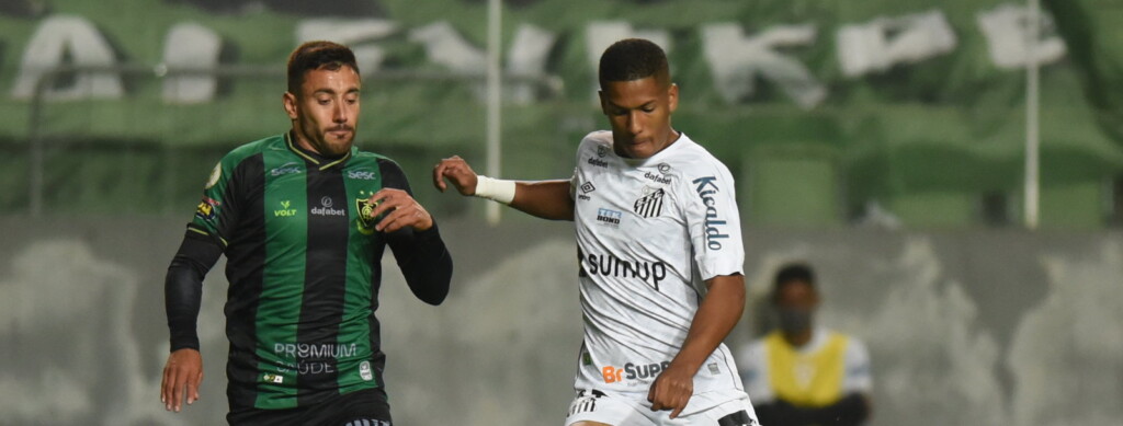 Neste domingo (24), Santos e América-MG se enfrentarão pelo Campeonato Brasileiro. O Peixe tenta quebrar o jejum sem vitórias diante do Coelho que dura desde o dia 11 de dezembro de 2016.