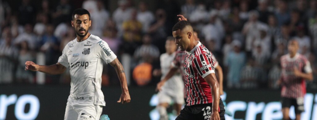 Nesta segunda-feira (2), São Paulo e Santos se enfrentarão pelo Campeonato Brasileiro. Em resumo, o tricolor não vence o alvinegro na competição há quase três anos.