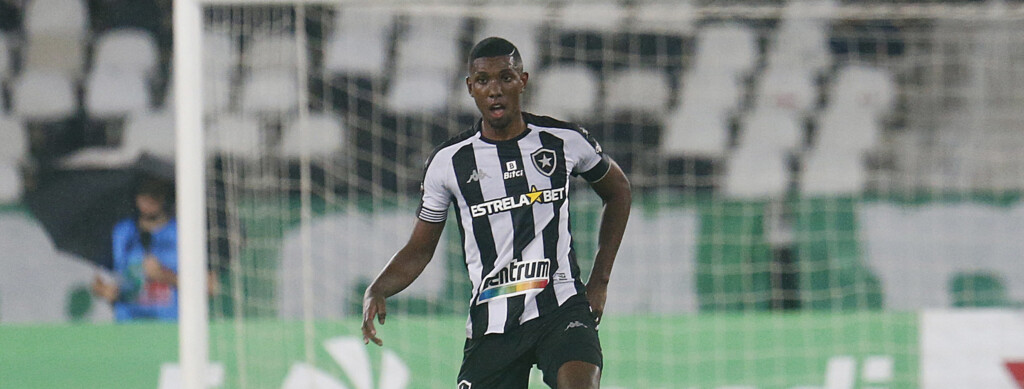 Kanu tem lesão na coxa confirmada e vira preocupação para o Botafogo. Glorioso volta a campo no próximo domingo (1), contra o Juventude, pelo Brasileirão.