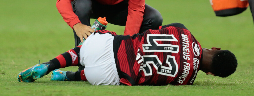 Matheus França tem fratura confirmada no tornozelo e desfalcará o Flamengo por no mínimo três meses. Jogador passará por cirurgia nesta segunda-feira (17).