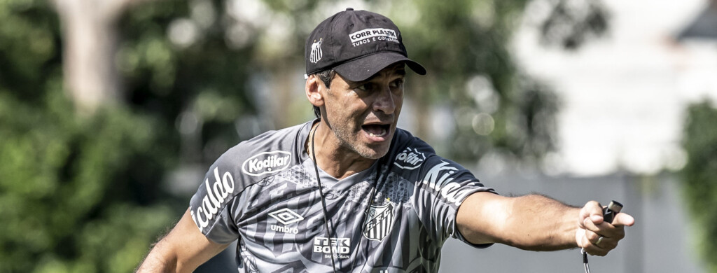 Após completar dez jogos sob o comando do Santos, Fabián Bustos acumula cinco vitórias, três derrotas e dois empates.