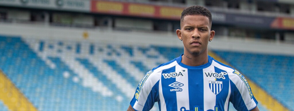 Após ficar perto de assinar com o Avaí, Douglas foi reprovados nos exames médicos e o Leão contratou o zagueiro Rodrigo Freitas para reforçar o sistema defensivo.