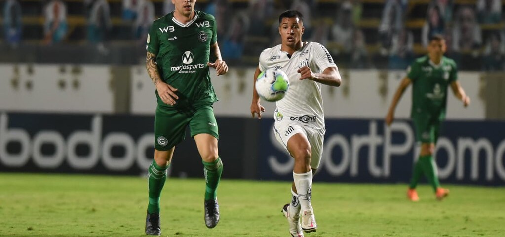 Neste domingo (15), Goiás e Santos se enfrentarão pelo Campeonato Brasileiro. O jogo será disputado no Estádio da Serrinha, às 19h (Horário de Brasília).