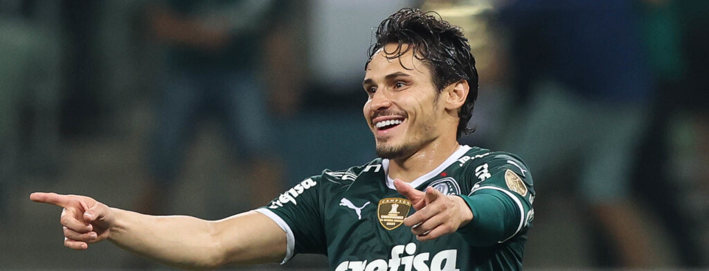 Com 18 gols marcados no ano pelo Palmeiras, Raphael Veiga iguala marca das temporadas 2020/2021. Contudo, a façanha foi feita com menos jogos disputados.