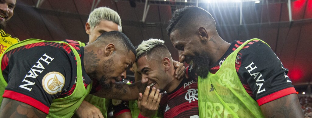 Após cinco jogos sem vencer o Fluminense, Flamengo dá a volta por cima e derrota o rival por 2 a 1 no Campeonato Brasileiro.