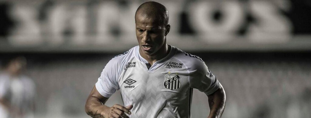 Com a perda gradativa no plantel titular do Santos, o meia uruguaio Carlos Sánchez pode deixar o clube na janela de transferência da metade do ano.