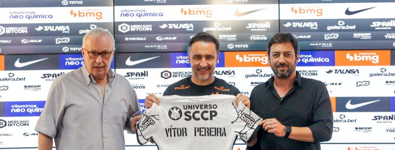 Sob o comando do Corinthians há três meses, Vítor Pereira acumula dez vitórias, sete empates e cinco derrotas, totalizando 56,06% de aproveitamento.