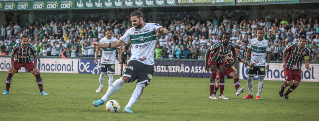 Depois de quase oito anos, o Coritiba voltou a vencer o Fluminense. Em resumo, após aplicar 3 a 2, o Coxa derrotou o Tricolor pelo Brasileirão 2022.