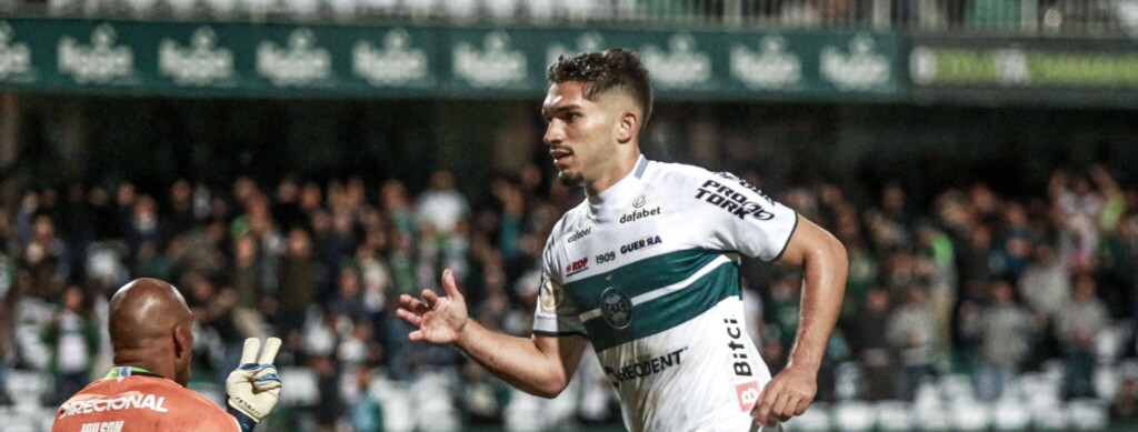 Após sentir dores no joelho enquanto treinava com os demais companheiros, Andrey passará por exames nesta sexta-feira (27) e pode desfalcar o Coritiba contra o Botafogo.