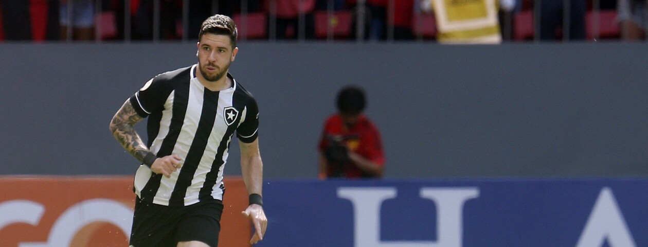 De acordo com o ge, o atacante Gustavo Sauer, do Botafogo, passará por cirurgia no tornozelo e desfalcará o Glorioso no Campeonato Brasileiro.