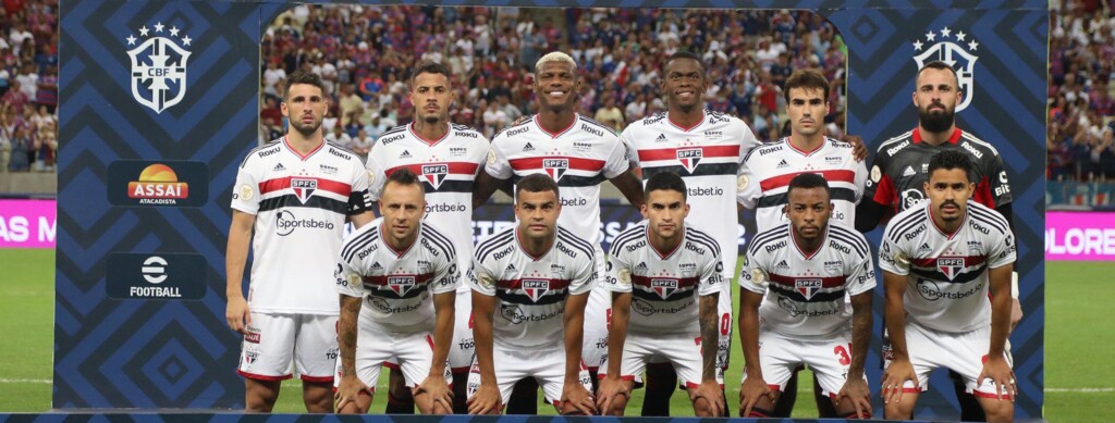 Apenas pelo Campeonato Brasileiro, o São Paulo não vence jogando em outros estados desde o dia 22 de agosto de 2021. Ademais, são onze jogos sem triunfar fora de São Paulo.