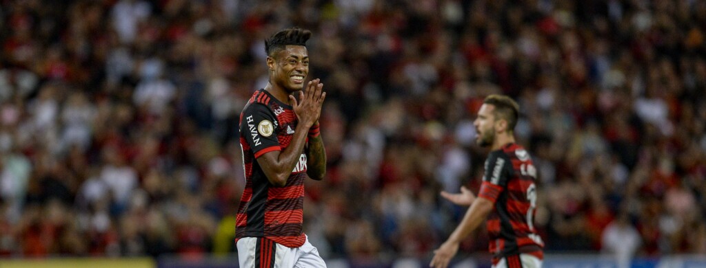 Após confirmação de lesão multiligamentar no joelho direito, Bruno Henrique perderá o restante da temporada pelo Flamengo e só retorna aos gramados em 2023.