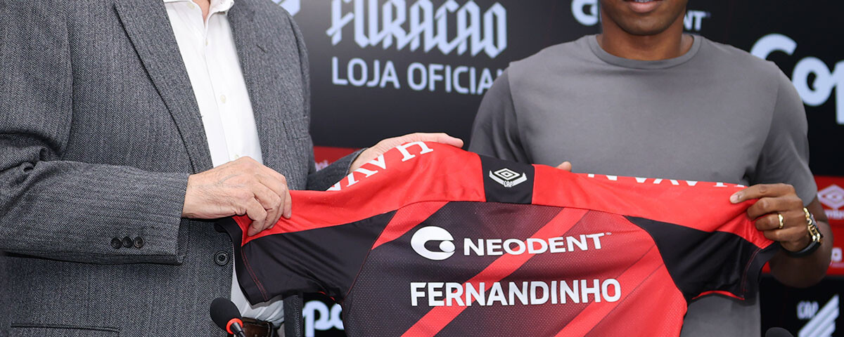 Após nove anos defendendo o Manchester City, Fernandinho volta a vestir a camisa do Athletico-PR como novo reforço. Vínculo vai até o fim de 2024.