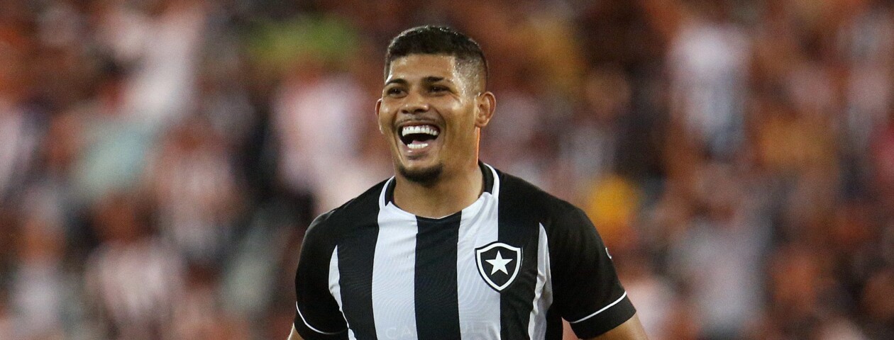 El Toro fica! Nesta segunda-feira (18), foi publicada no BID a extensão contratual de Erison com o Botafogo. O atacante é o artilheiro da equipe no ano.