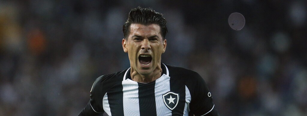 Victor Cuesta, zagueiro do Botafogo, passa por cirurgia após fraturar ossos do rosto e vira desfalque no Glorioso por tempo indeterminado.