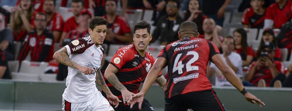 Neste domingo (14), Flamengo e Athletico-PR se enfrentam pelo Brasileirão. A partida será realizada às 16h (Horário de Brasília), no Maracanã