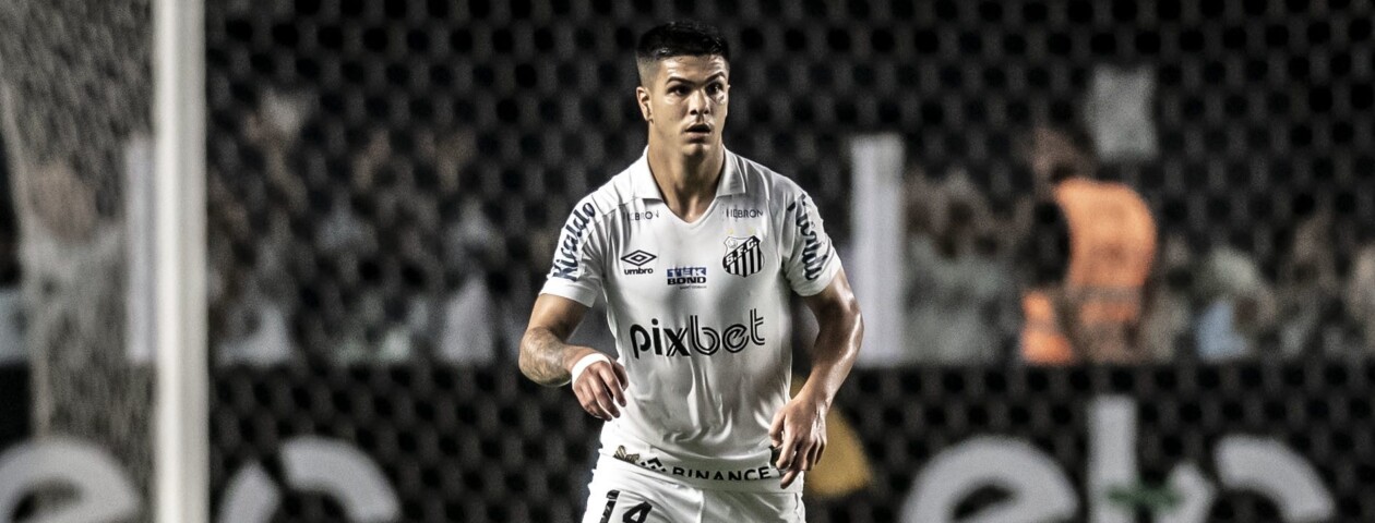 Desde que estreou no Campeonato Brasileiro 2022, o volante Rodrigo Fernández encabeça os principais rankings de fundamentos do Santos. Confira