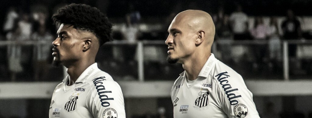 Juntos na titularidade do Santos no Campeonato Brasileiro 2022, Eduardo Bauermann e Maicon sofreram apenas nove gols na competição. Confira as façanhas