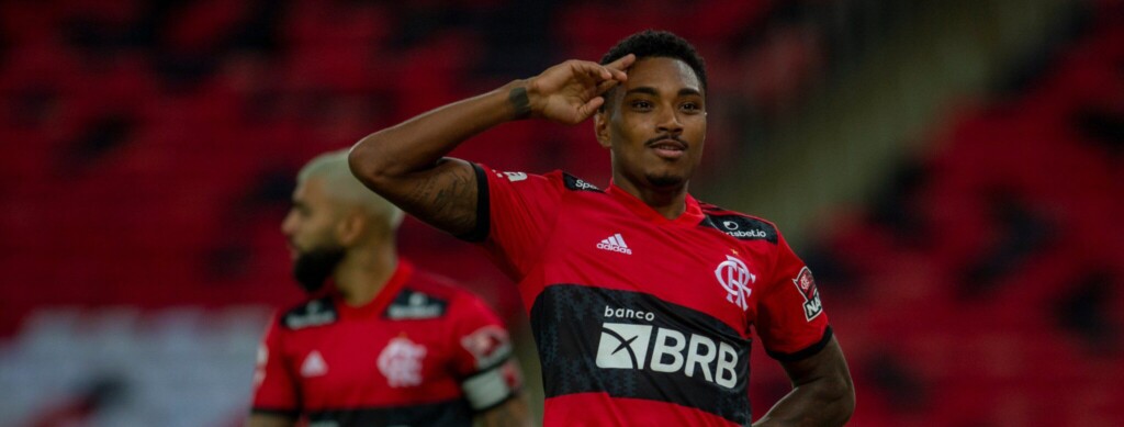 Após quatro temporadas no Flamengo, atacante Vitinho perde espaço na equipe rubro-negra e encaminha acerto com clube da Arábia Saudita