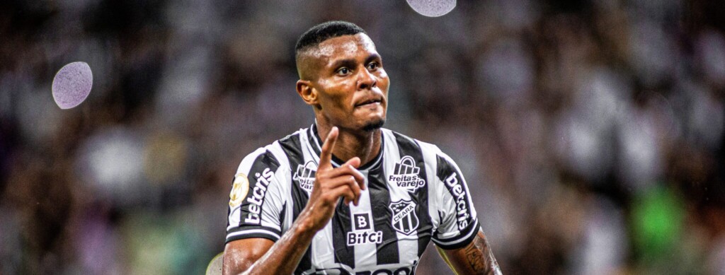 Após sair de campo com um minuto de jogo, diante do Botafogo, Cléber tem lesão de grau três detectada na coxa esquerda. Atacante retorna apenas ano que vem