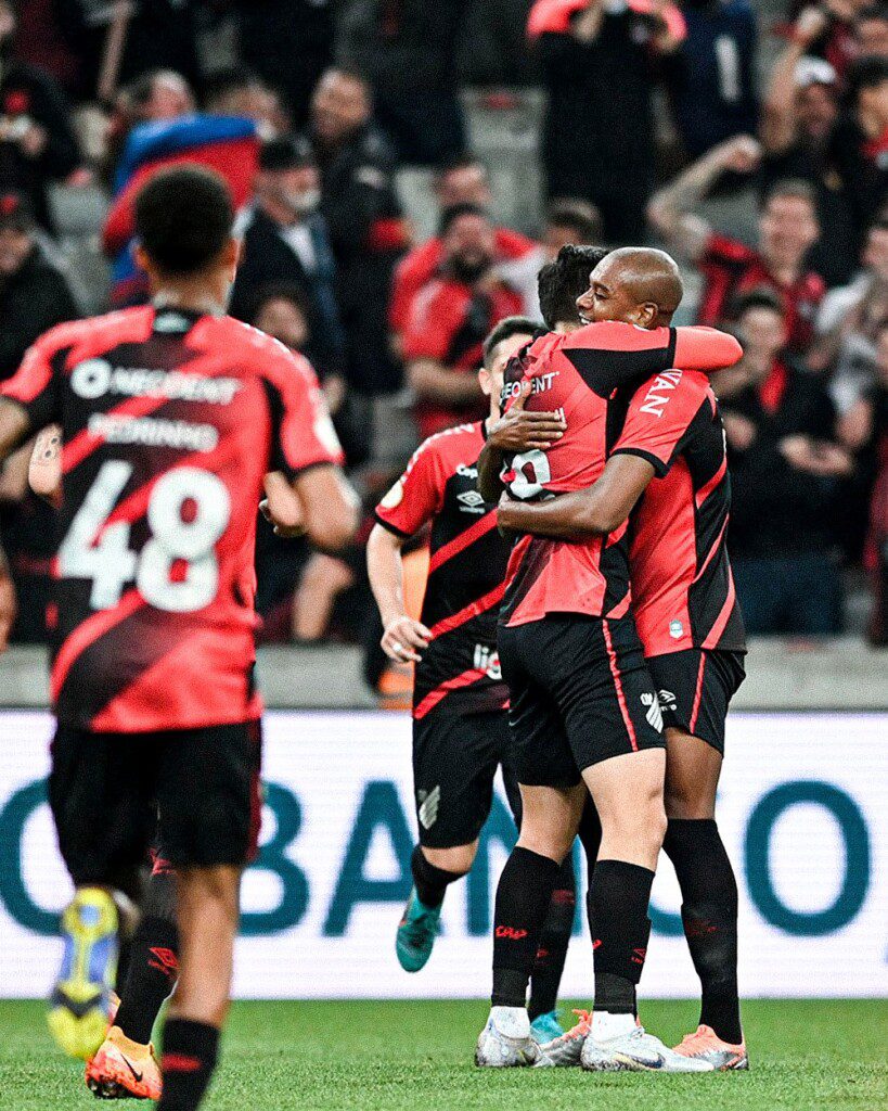 Athletico-PR pode atingir seu 15º jogo sem perder na Arena da Baixada nesta quinta-feira (04), diante do Estudiantes, pela Libertadores