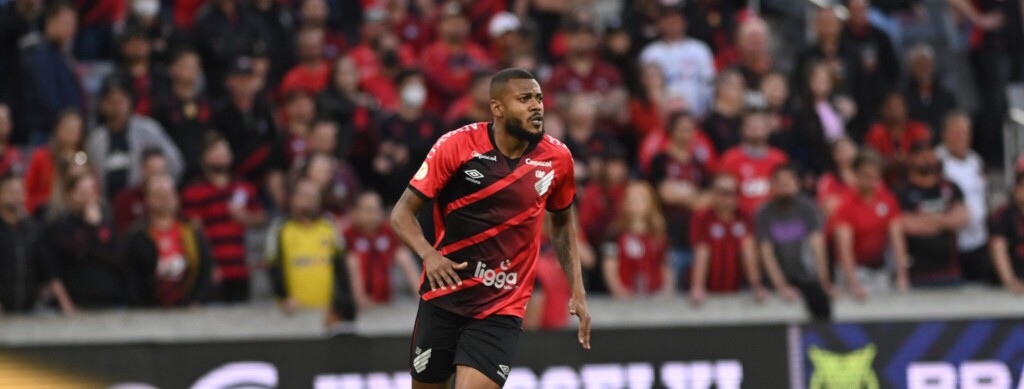 Marcelo Cirino se lesionou na vitória do Athletico-PR sob o São Paulo, por 1 a 0, em jogo válido pela 20ª rodada do Campeonato Brasileiro