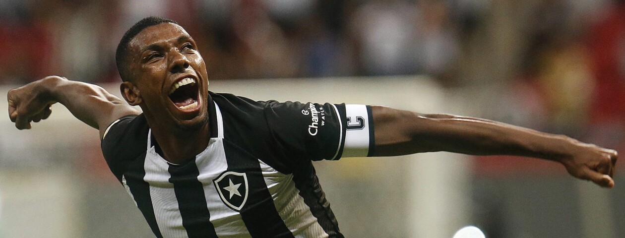 Com Victor Cuesta e Adryelson assumindo a titularidade no Botafogo, Kanu aceitou defender o Bahia na temporada seguinte. Empréstimo é de um ano