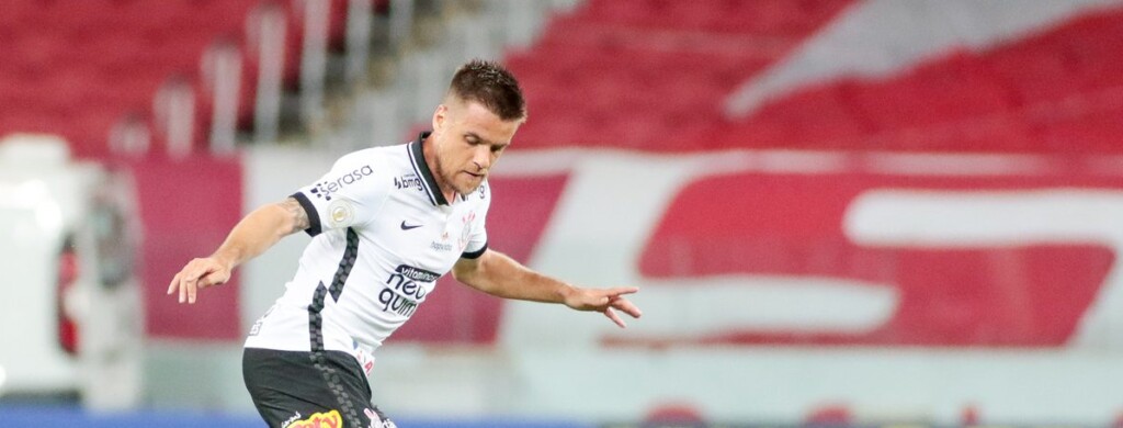 O volante Ramiro aceitou reduzir seu salário recebido no Corinthians para poder reforçar o plantel do Cruzeiro na temporada 2023