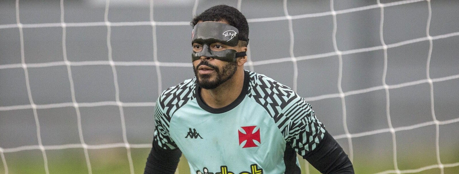 Goleiro Thiago Rodrigues recebe a camisa 1 do Vasco e destaca jogo