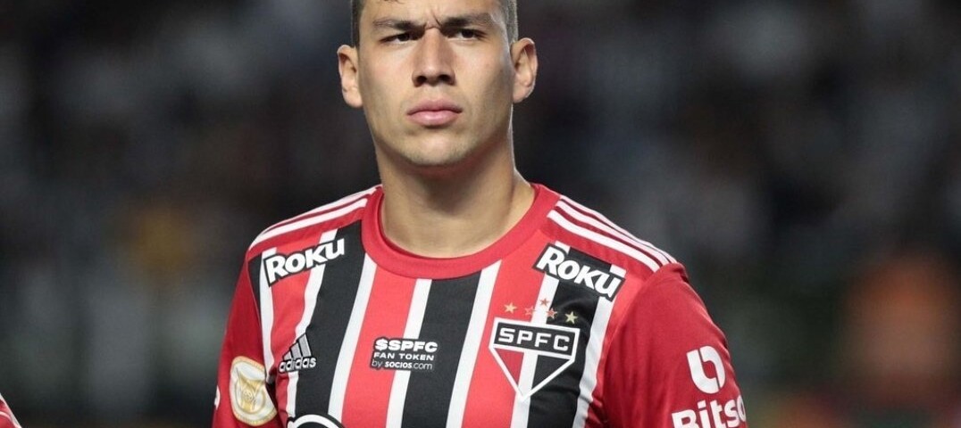 Ferraresi possui contrato de empréstimo com o São Paulo até metade de 2023, mas o técnico Rogperio Ceni quer manter o zagueiro no plantel paulista