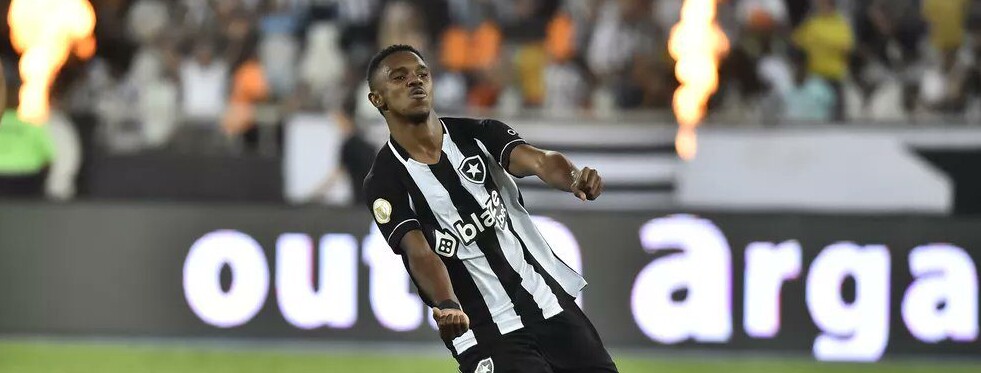 Destaque no Botafogo na temporada 2022, o atacante Jeffinho será emprestado ao Lyon, da França. No contrato existe opção de compra do clube francês